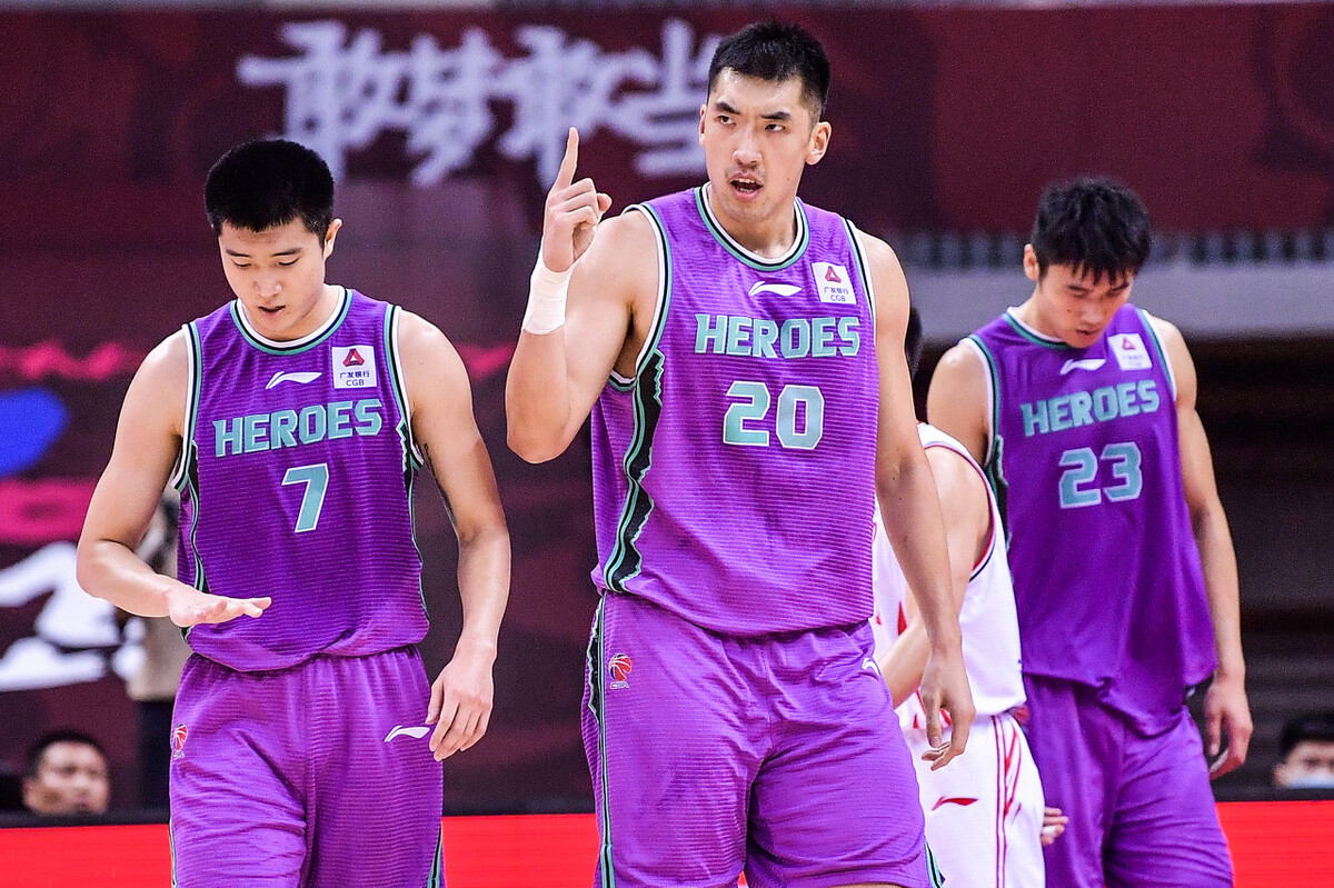 冲刺阶段瓦伦西亚调整名单以备荷甲，更衣室发声环节打磨，赛场秩序良好，赛季目标并未改变的简单介绍